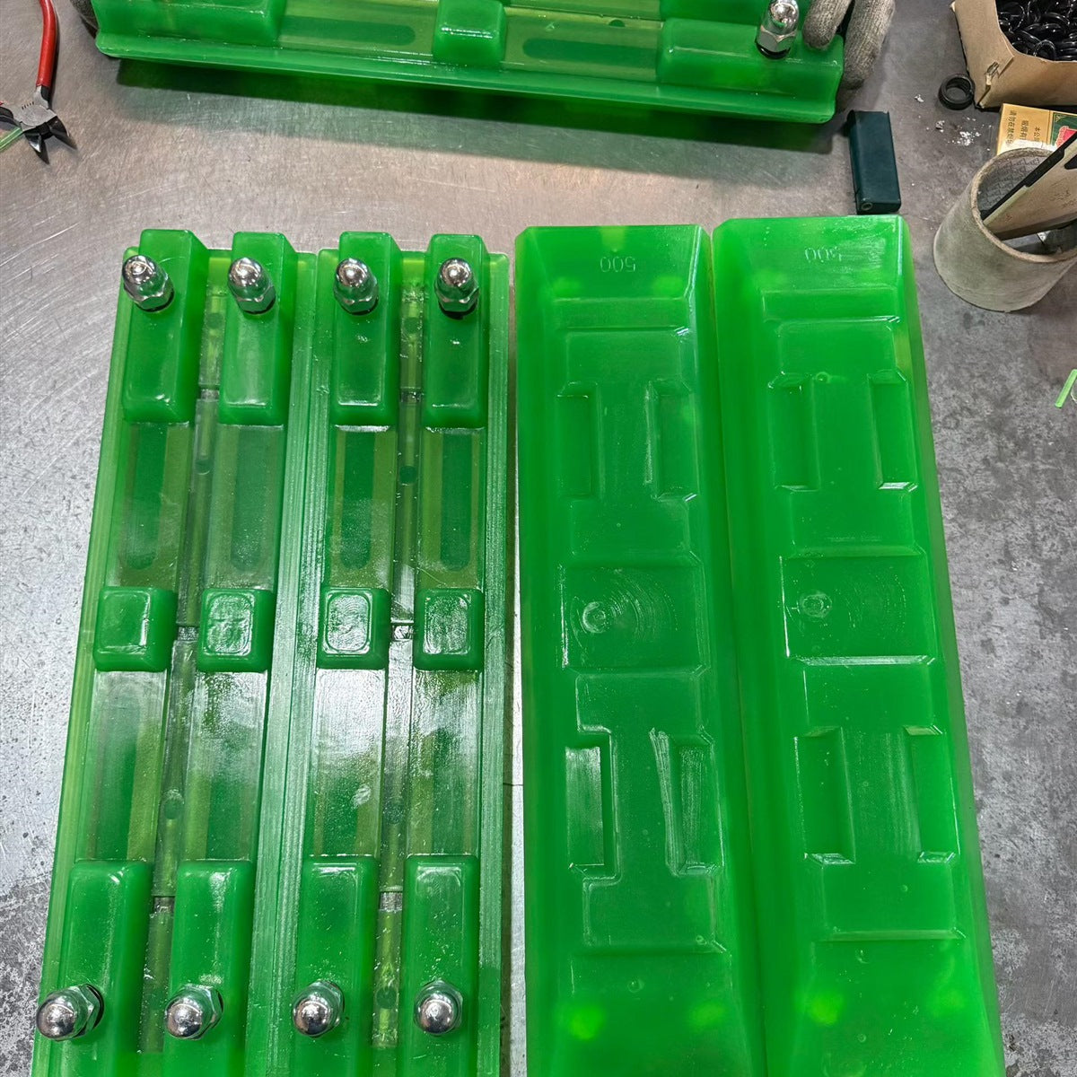 500mm bolt-on polyurethane excavator track pad for a track pad quantity guide