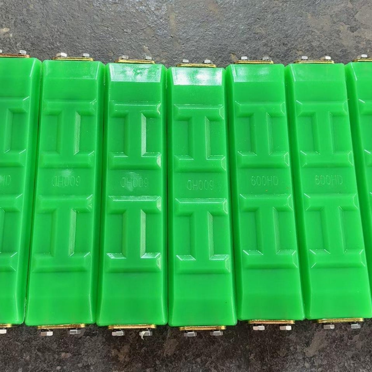 600mm heavy-duty polyurethane track pad illustrating wear and service-life considerations