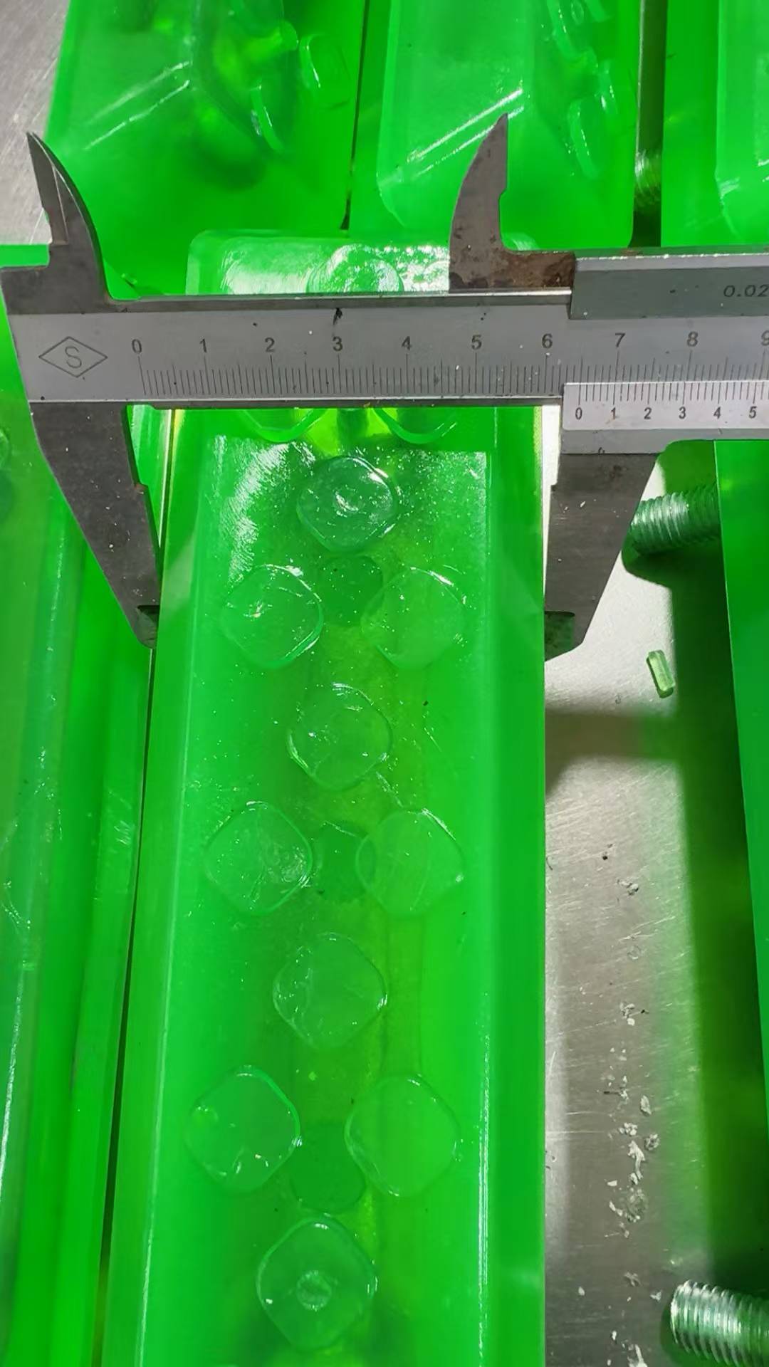VectorMax 230mm bolt-on polyurethane track pad angle 1