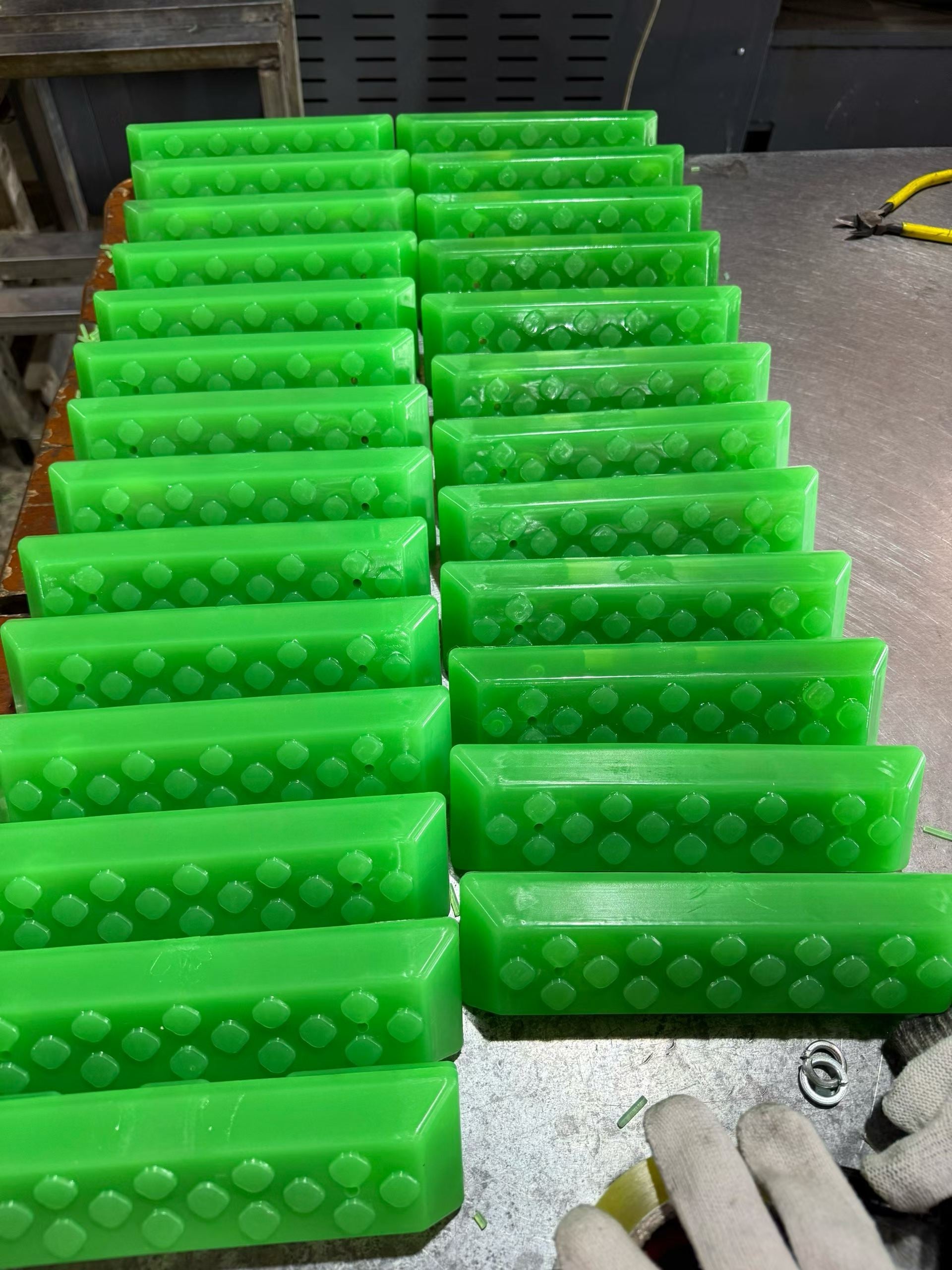 VectorMax 230mm bolt-on polyurethane track pad angle 5