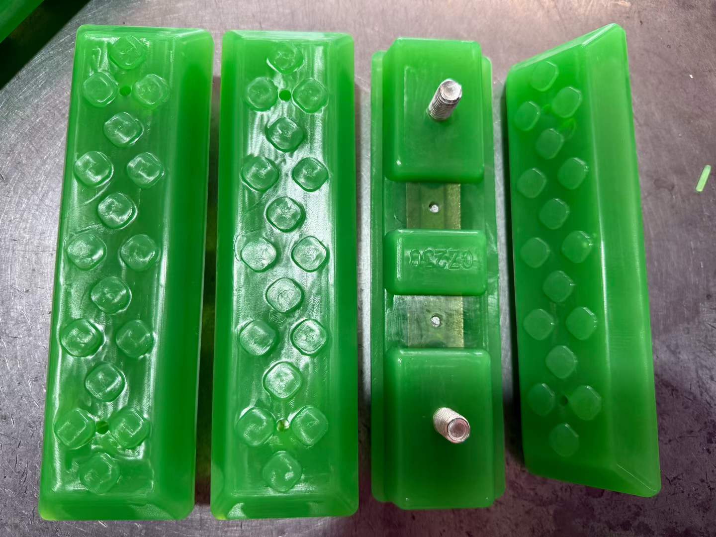 VectorMax 230mm bolt-on polyurethane track pad angle 6