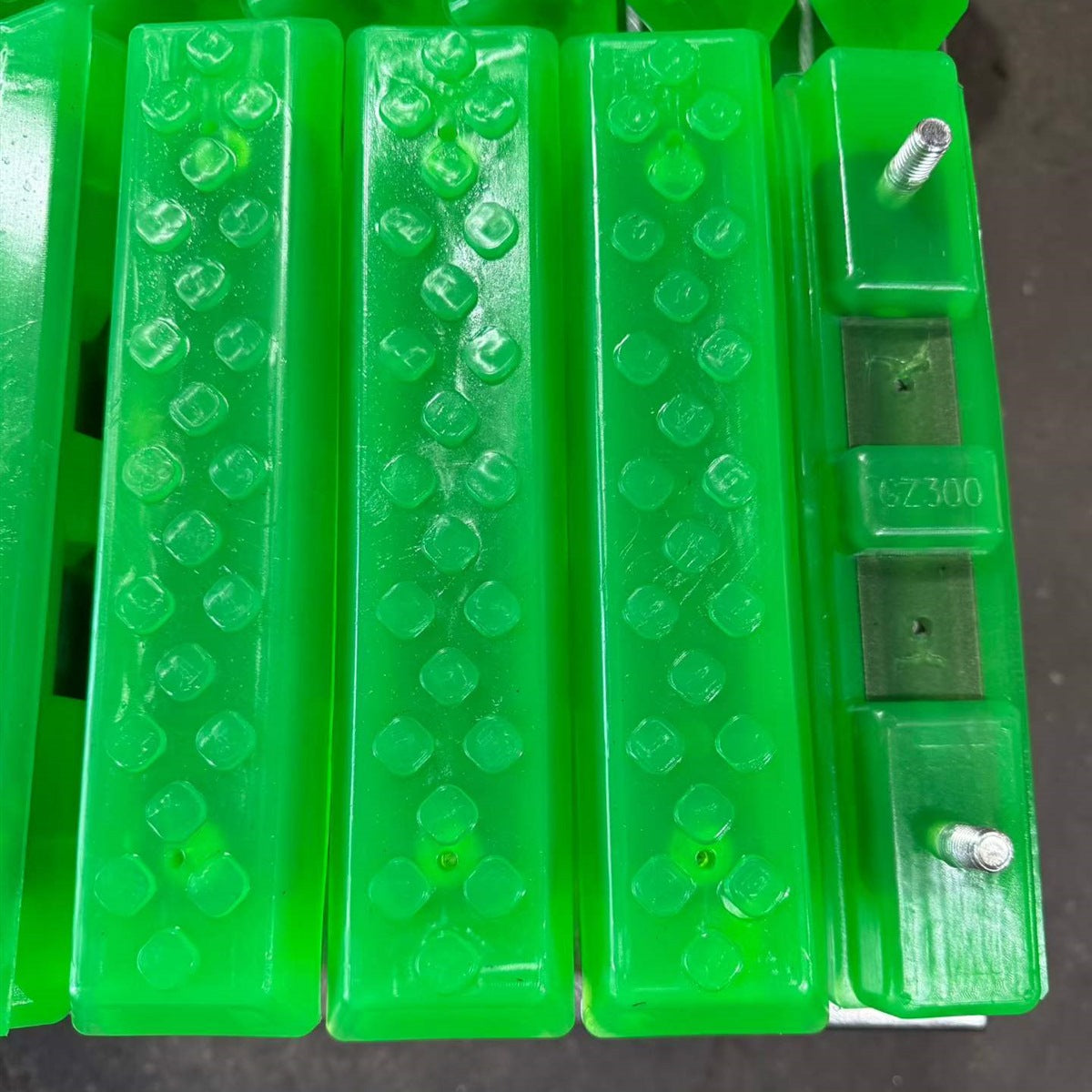 VectorMax 300mm bolt-on polyurethane track pad