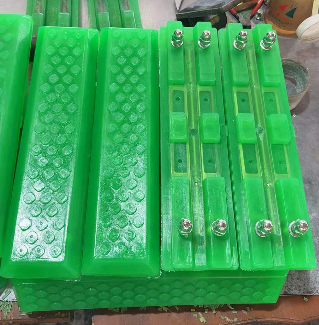 VectorMax 400mm bolt-on polyurethane track pads showing top and mounting side