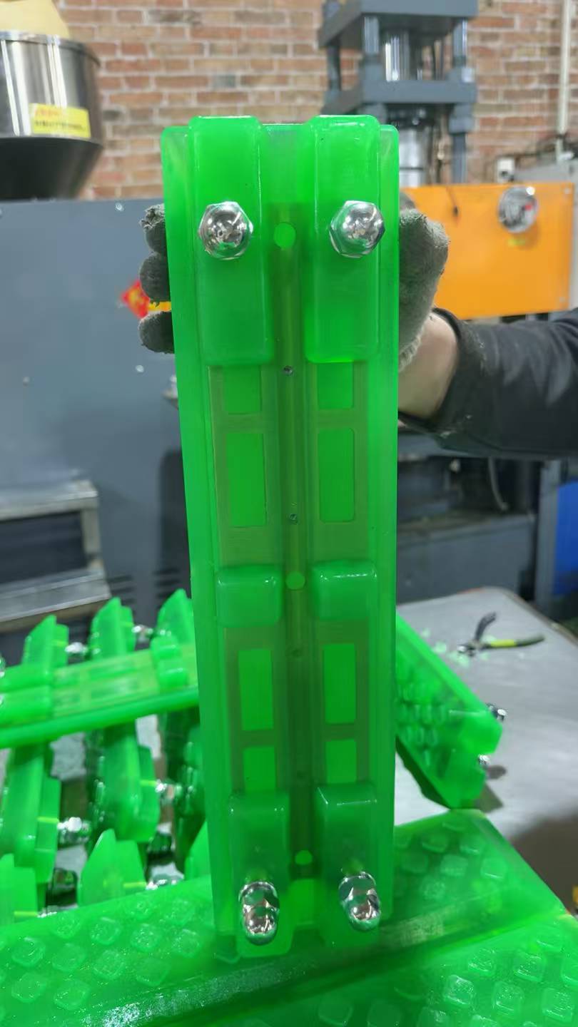 VectorMax 450mm Bolt-On Polyurethane Track Pad